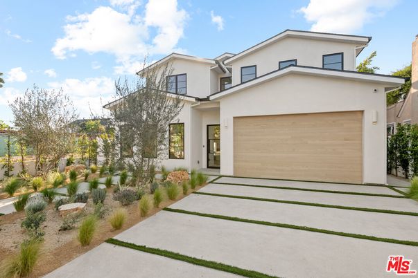 Attached, Exterior, Facade, Modern