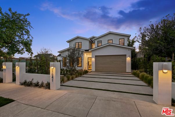 Attached, Exterior, Facade, Modern