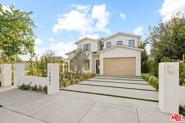 Attached, Exterior, Facade, Modern