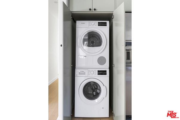 Interior, Utility Closets, Washer, Wood Texture Flooring