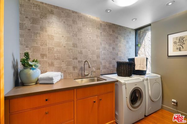 Interior, Recessed Lighting, Washer, Wood Texture Flooring
