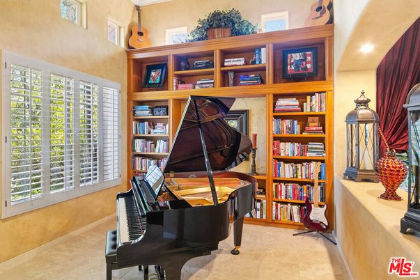 Interior, Piano