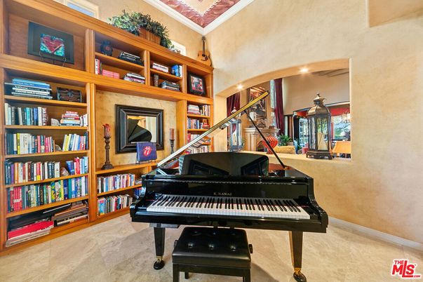 Interior, Piano