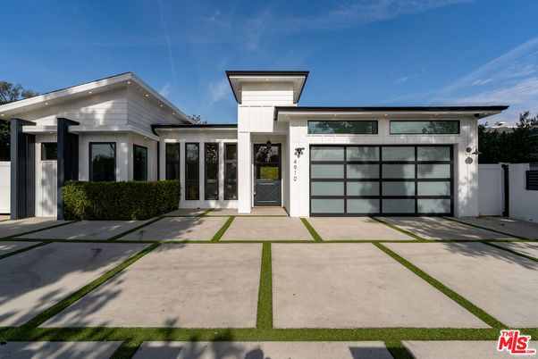 Attached, Exterior, Facade, Modern