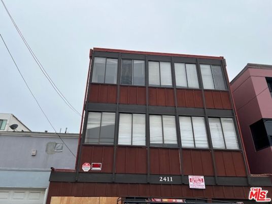 Exterior, Facade, Rowhouse