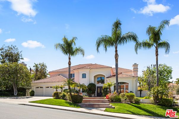 Attached, Exterior, Facade, Mediterranean