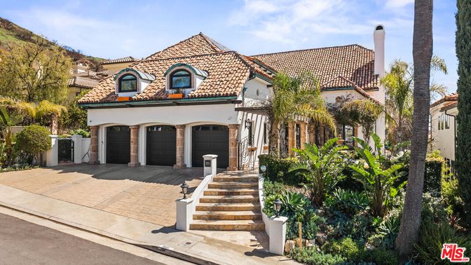 Attached, Exterior, Facade, Mediterranean