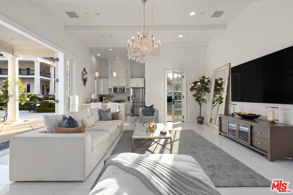 Chandelier, Interior, Kitchen, Living room, Recessed Lighting, Stainless Steel Appliances