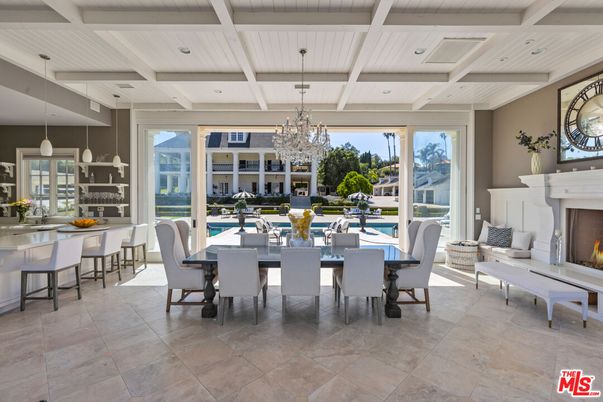 Chandelier, Dining room, Fireplace, Interior, Pendant Lights, Recessed Lighting