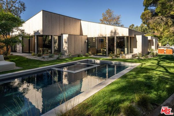 Backyard, Exterior, Facade, Pool, Modern
