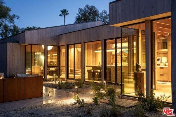 Backyard, Exterior, Facade, Modern