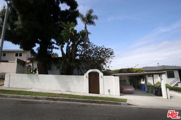 Exterior, Facade, Ranch
