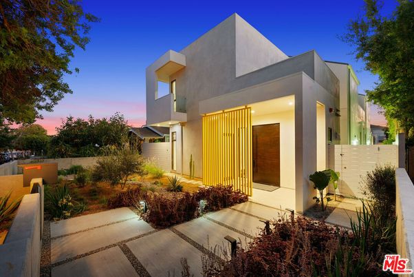 Exterior, Facade, Modern