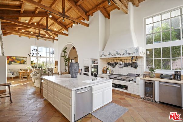 Dining room, Interior, Kitchen, Pendant Lights, Stainless Steel Appliances, Wooden Beams, Wooden Ceilings