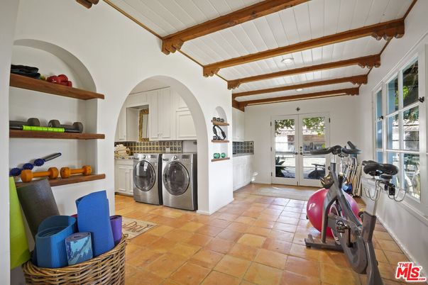 Fitness Equipment, Interior, Washer, Wooden Beams
