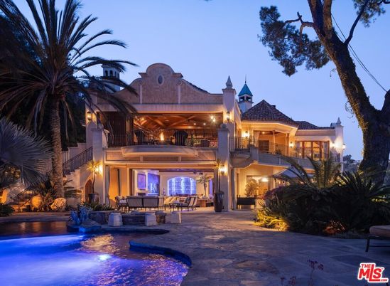 Exterior, Facade, Pool, Mediterranean