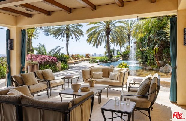 Exterior, Living room, Water, Wooden Beams