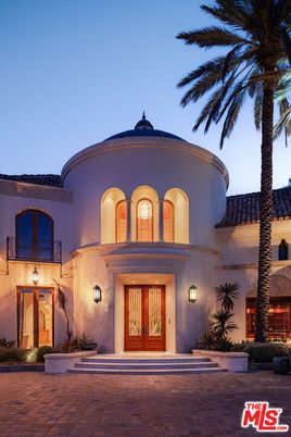 Exterior, Facade, Mediterranean