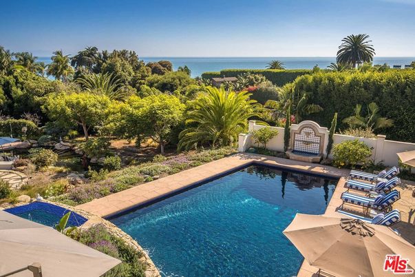 Exterior, Pool, Water