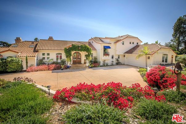 Attached, Exterior, Facade, Mediterranean