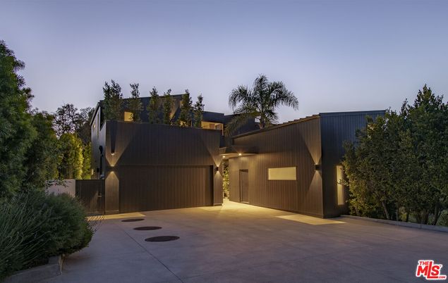Attached, Backyard, Exterior, Facade, Modern