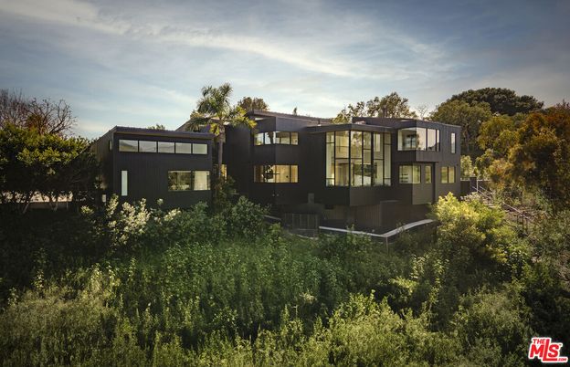 Backyard, Exterior, Facade, Modern