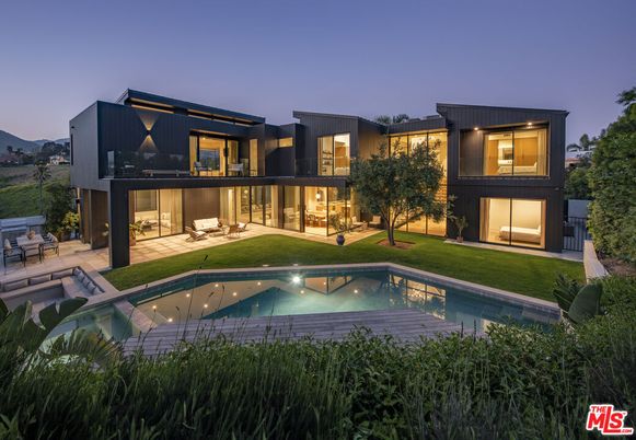 Exterior, Facade, Pool, Modern