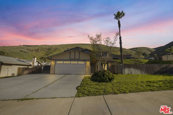 Attached, Exterior, Facade, Ranch