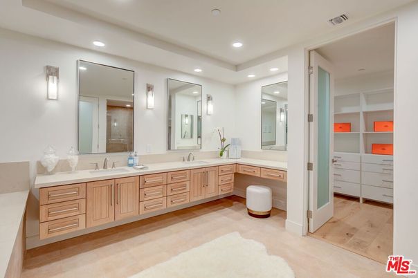 Bathroom, Dual Sink Vanities, Interior, Recessed Lighting