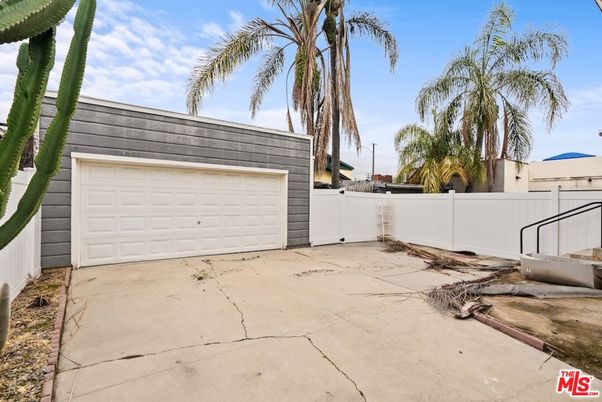 Detached Garage, Exterior