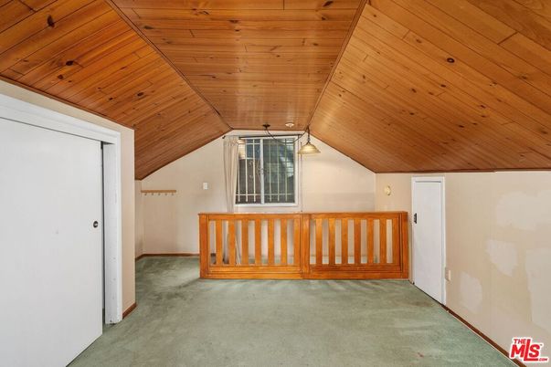 Empty room, Interior, Wooden Ceilings