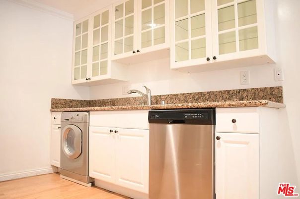 Interior, Washer, Wood Texture Flooring