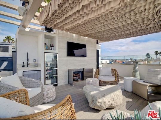 Exterior, Fireplace, Water