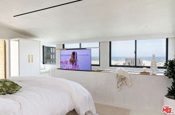 Bedroom, Interior, Recessed Lighting, Water