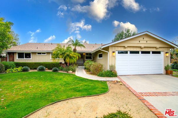 Attached, Exterior, Facade, Ranch