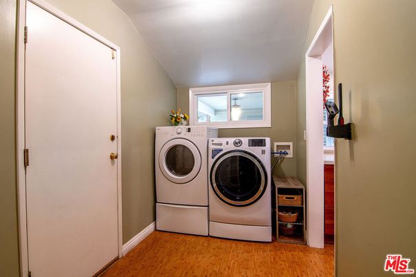 Interior, Washer, Wood Texture Flooring