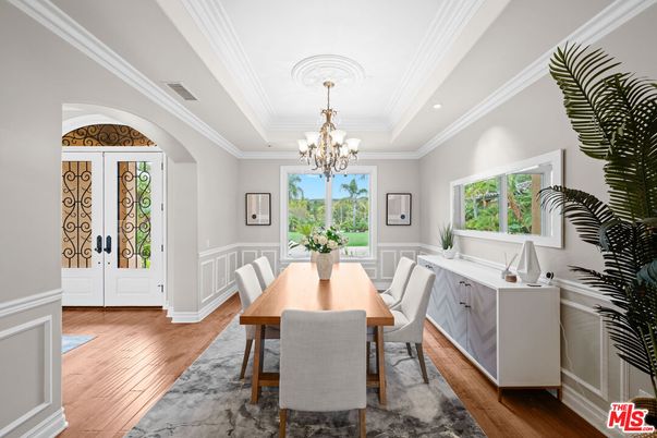 Chandelier, Dining room, Interior, Recessed Lighting, Wood Texture Flooring
