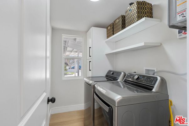 Interior, Washer, Wood Texture Flooring