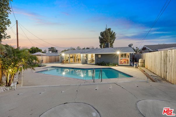 Exterior, Pool