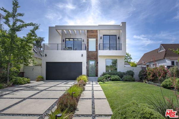 Attached, Backyard, Exterior, Facade, Modern