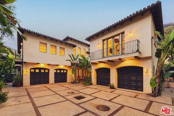 Attached, Exterior, Facade, Mediterranean