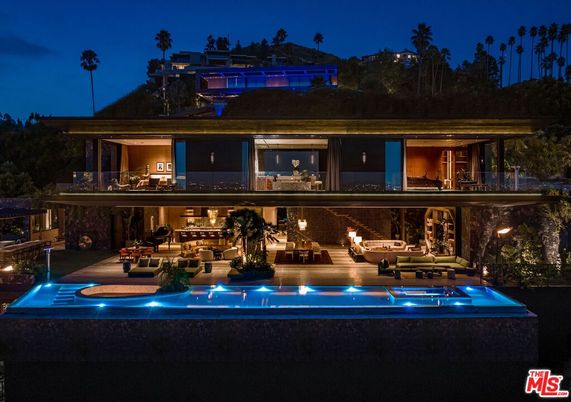 Exterior, Facade, Pool, Modern