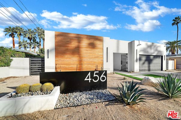 Exterior, Facade, Modern