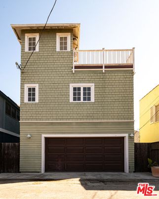 Attached, Exterior, Facade, Rowhouse