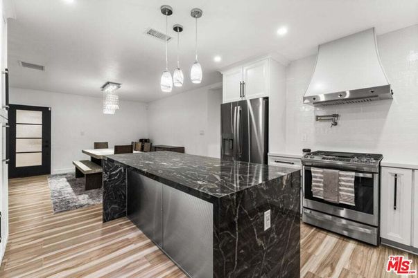 Chandelier, Dining room, Interior, Kitchen, Pendant Lights, Recessed Lighting, Stainless Steel Appliances, Wood Texture Flooring