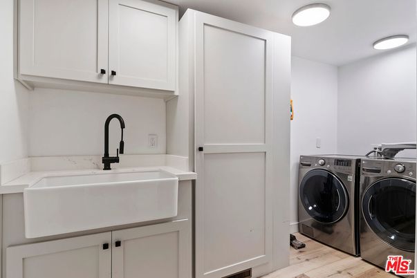 Interior, Recessed Lighting, Washer, Wood Texture Flooring
