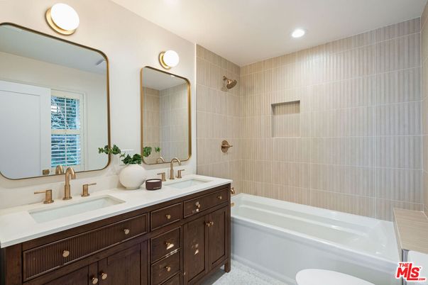 Bathroom, Dual Sink Vanities, Interior, Recessed Lighting