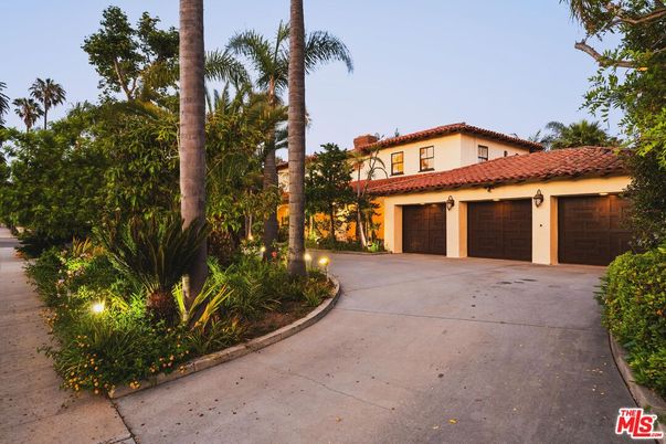 Attached, Exterior, Facade, Mediterranean