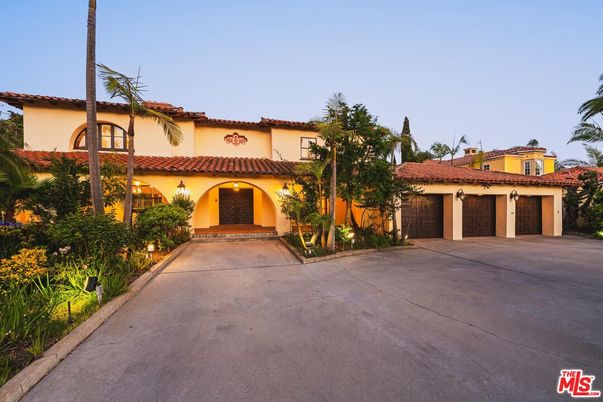Attached, Exterior, Facade, Spanish Mediterranean