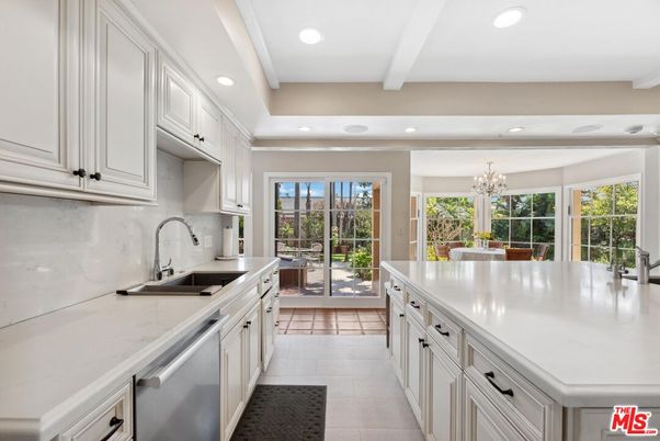 Chandelier, Dining room, Interior, Kitchen, Recessed Lighting, Stainless Steel Appliances